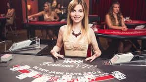 Ruang permainan slot dan meja dealer langsung di cermin303